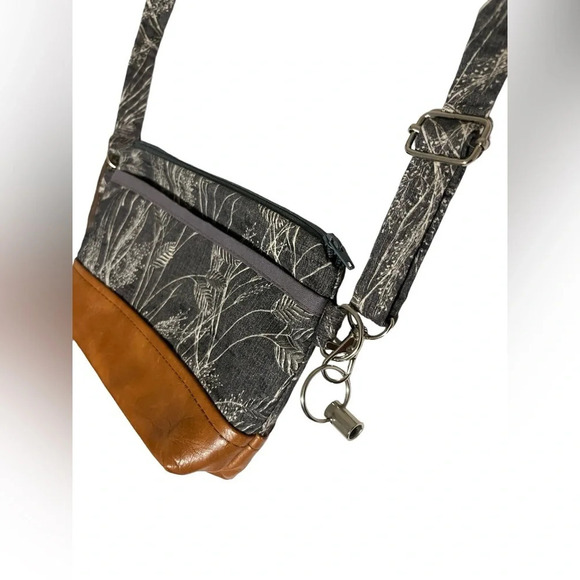Beautiful Vegan Leather Canvas Cloth Crossbody - Picture 5 of 10